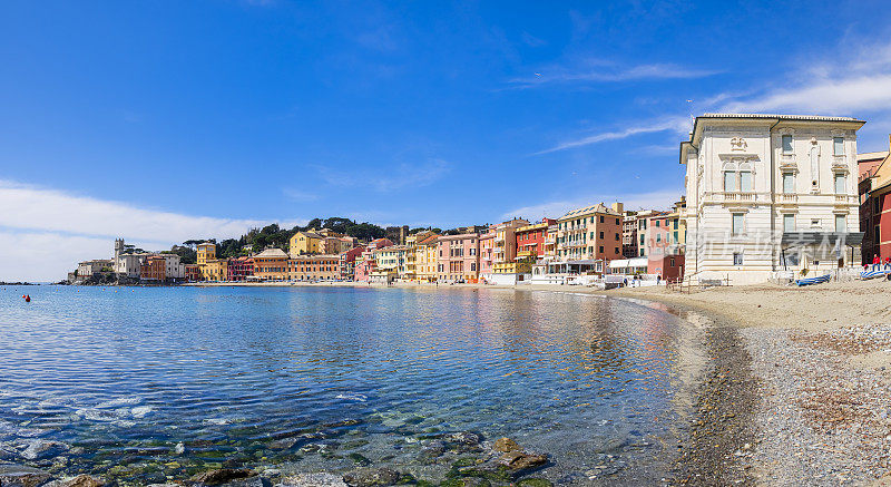 它位于Sestri Levante的Baia del Silenzio(沉默湾)，被意大利利古里亚特色的彩色建筑包围